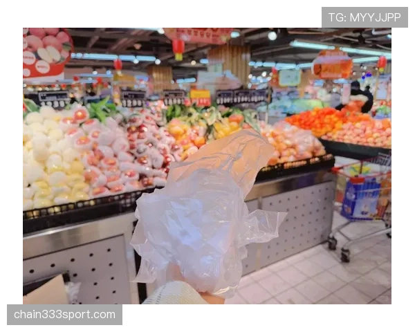 卡瓦尼提着超市塑料袋走进五星酒店，我笑出声了